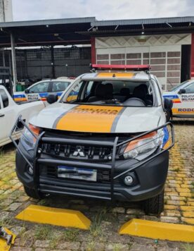 Veículo policial com vidro danificado, pronto para reparo ou substituição.
